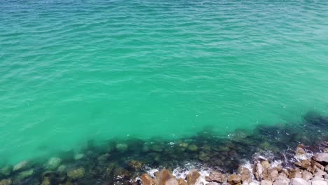 Panorama-Luftaufnahme-Der-Kanalmärkte-Auf-Shell-Island-Mit-Grünem,-Kristallklarem-Wasser,-Blauem-Himmel-Und-Weißem-Sand