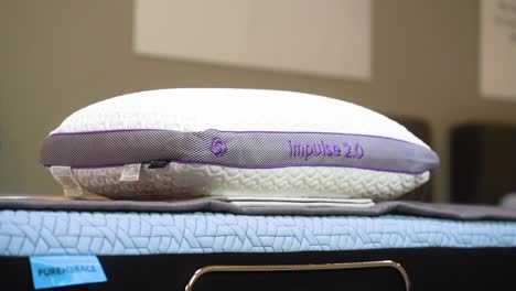 Una-Nueva-Ropa-De-Cama-Blanca-Y-Morada-Impulse-2