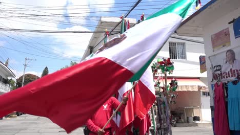 Un-Vendedor-Ambulante-Sosteniendo-Una-Bandera-Mexicana.