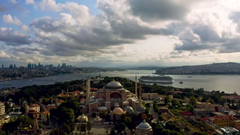 Un-Encuentro-Impresionante-Entre-El-Arte-Y-La-Naturaleza:-La-Mezquita-Azul-De-Estambul-En-Medio-Del-Resplandor-Del-Atardecer,-Abrazada-Por-Inmensas-Y-Ondulantes-Nubes.