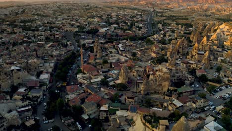 Un-Viaje-Cinematográfico-A-Través-Del-Goreme-De-Capadocia-De-Noche,-Donde-Las-Chimeneas-De-Hadas-Y-Las-Cuevas-Antiguas-Están-Bañadas-Por-El-Suave-Resplandor-De-La-Luz-De-La-Luna.