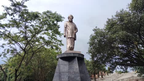 Estatua-Conmemorativa-De-Ambareesh,-Actor-Indio,-Personalidad-De-Los-Medios-Y-Político-Del-Estado-De-Karnataka.