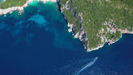 Touristenboote-Besuchen-Versteckte-Höhlen-An-Der-Felsigen-Küste-Des-Ionischen-Meeres,-Segeln-Auf-Tiefblauem-Türkisfarbenem-Meerwasser,-Top-Reiseziel-Für-Sommerurlaub-In-Albanien