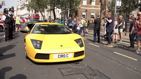 Supersportwagen-Reihen-Sich-Entlang-Der-Whitehall-Während-Einer-Protestaktion-Gegen-Die-Ultra-Low-Emission-Zone-In-Einer-Reihe-Auf