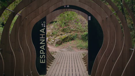 Portugiesische-Grenze-Mit-Spanien-Holzbrücke-Gimbal-Zeitlupe-Aufnahme