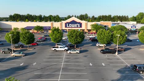 Lowe's-hardware-store-in-USA