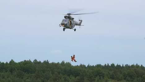 PLZ-W-3-Sokol-Sars-Hubschrauber-Demonstriert-Das-Heben-Von-Lasten-Auf-Der-Baltic-International-Airshow,-Handaufnahme,-4K