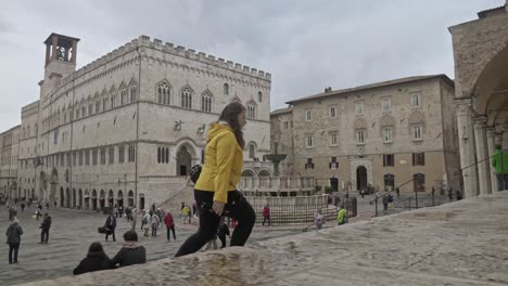 Una-Mujer-Solitaria-Camina-Por-La-Plaza-IV-De-Noviembre-Y-Por-Las-Escaleras-Fuera-De-La-Catedral-De-Perugia-En-Perugia,-Provincia-De-Perugia,-Italia