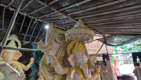 Los-Artesanos-Están-Haciendo-Increíbles-ídolos-Del-Señor-Ganesha-A-Medida-Que-Se-Acerca-El-Festival,-Feliz-Ganesh-Chaturthi.