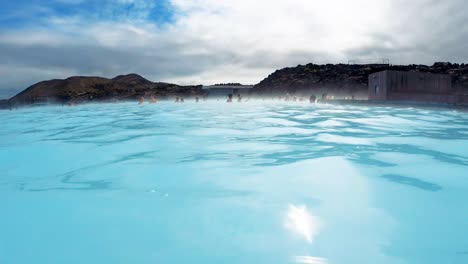 Vista-De-La-Laguna-Azul-De-Islandia-Desde-El-Agua.