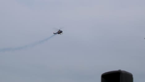 Helicóptero-Acrobático-Redbull-Bo-105-Demostrando-Acrobacias-En-El-Salón-Aeronáutico-Internacional-Del-Báltico,-Rastro-De-Humo-Azul,-Toma-Manual,-4k