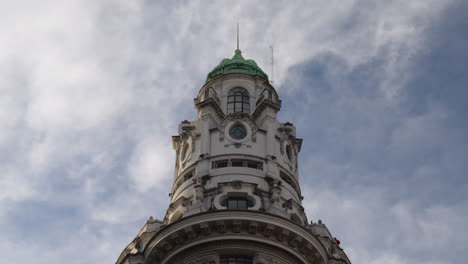 Ein-Atemberaubender-Blick-Auf-Die-Kuppel-Im-Pariser-Stil-Auf-Einem-Klassischen-Gebäude-In-Buenos-Aires,-Mit-Blick-Auf-Die-Plaza-De-Mayo,-Argentinien