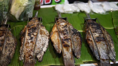 Pescado-Con-Costra-De-Sal-Asado-A-La-Perfección,-Comida-Callejera-Popular-En-Tailandia