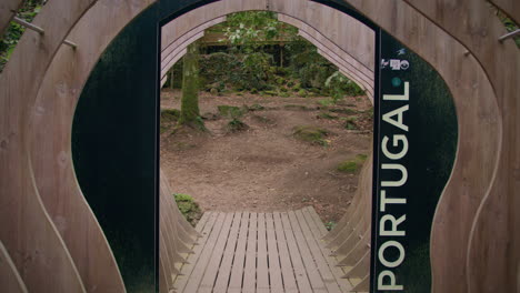 Spanische-Grenze-Mit-Portugiesischer-Holzbrücke,-Kardanische-Zeitlupenaufnahme