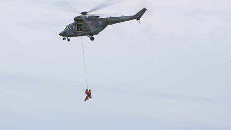 Por-Favor,-Helicóptero-W-3-Sokol-Sars-Demostrando-El-Levantamiento-De-Carga-En-El-Salón-Aeronáutico-Internacional-Del-Báltico,-Toma-Manual,-4k