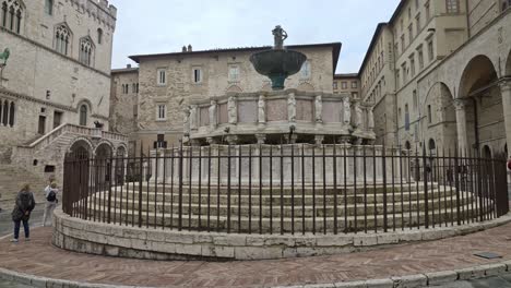 Walking-around-the-Fontana-Maggiore-in-Piazza-IV-Novembre,-Perugia,-Province-of-Perugia,-Italy