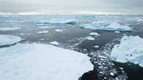 Mar-Interminable-De-Icebergs-Cerca-De-La-Costa-De-Groenlandia,-Vista-Aérea-De-Drones