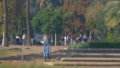 Abuelo-Y-Nieta-Caminan-Juntos-En-El-Parque-Yarkon,-El-Parque-Está-En-El-Centro-De-Tel-Aviv-Y-Tiene-áreas-De-Juegos-Para-Niños.