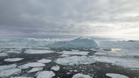 Filmische-Luftaufnahme-Von-Eisbergen-Und-Gletschern-In-Grönland