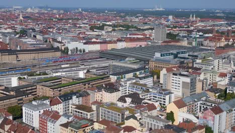 Bester-Luftflug-Von-Oben-Zum-Münchner-Hauptbahnhof-Im-Stadtzentrum,-Deutsche-Bayerische-Stadt-Am-Sonnigen,-Klaren-Himmelstag-2023