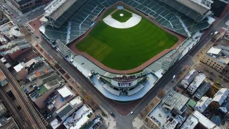 Vista-Aérea-Volando-Hacia-Atrás-Lejos-Del-Campo-Wrigley-El-Estadio-De-Los-Cachorros-De-Chicago