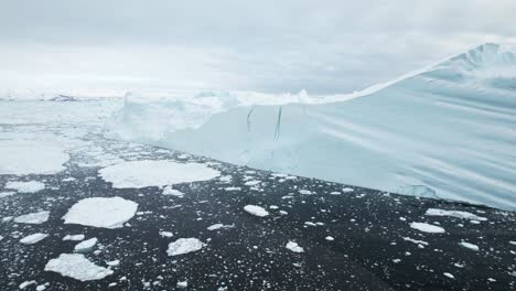Majestätischer-Gletscher-In-Grönland,-Luftdrohnenansicht