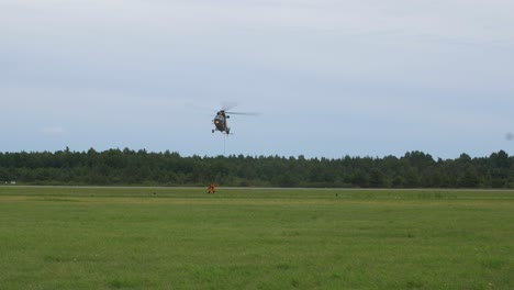 Por-Favor,-Helicóptero-W-3-Sokol-Sars-Demostrando-El-Levantamiento-De-Carga-En-El-Salón-Aeronáutico-Internacional-Del-Báltico,-Toma-Manual,-4k