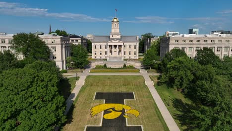 Logotipo-De-Hawkeyes-De-La-Universidad-De-Iowa-En-El-Césped-Del-Antiguo-Edificio-Del-Capitolio-De-Ia