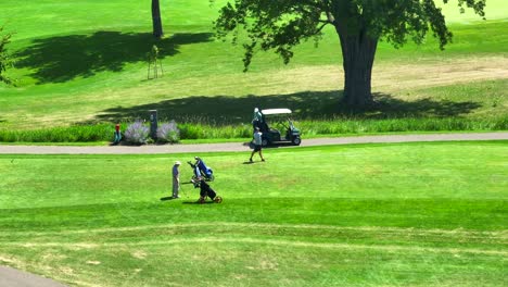 Gruppe-Von-Golfspielern-Auf-Dem-Grünen-Fairway-Im-Renommierten-Country-Club