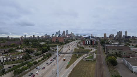 Eine-Enthüllung-Der-Skyline-Von-Minneapolis-Auf-Der-Anderen-Seite-Des-Highways-In-Die-Partnerstädte