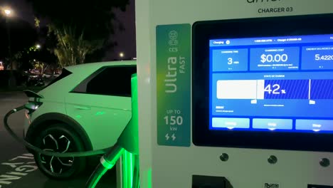 Estación-De-Carga-De-Vehículos-Eléctricos;-Carga-De-Coche-Ev