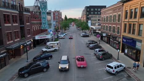 Coche-Antiguo-Rojo-Conduciendo-En-North-Broadway-Street-En-Fargo,-Dakota-Del-Norte,-Pasando-El-Teatro-Fargo