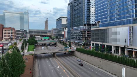 Carretera-Empotrada-En-El-Centro-De-La-Ciudad-De-Kansas-City,-Missouri