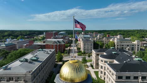 Amerikanische-Und-Iowa-Flaggen-Auf-Der-Kuppel-Des-Alten-Iowa-State-Capitol-Gebäudes-In-Iowa-City,-Ia