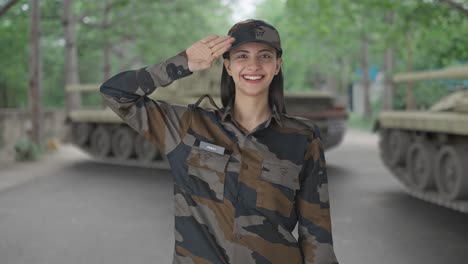 Feliz-Mujer-India-Oficial-Del-Ejército-Saludando