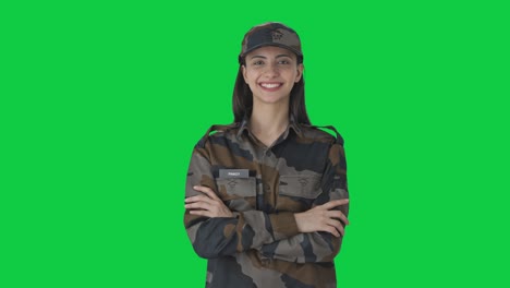 Retrato-De-Una-Mujer-India-Feliz,-Oficial-Del-Ejército,-Pantalla-Verde