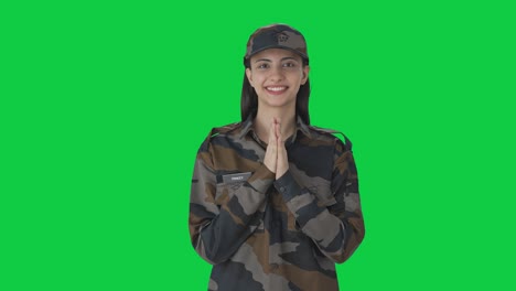 Feliz-Mujer-India-Oficial-Del-Ejército-Haciendo-Namaste-Pantalla-Verde