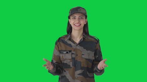 Fröhliche-Indische-Armeeoffizierin,-Die-Mit-Jemandem-Auf-Grünem-Bildschirm-Spricht