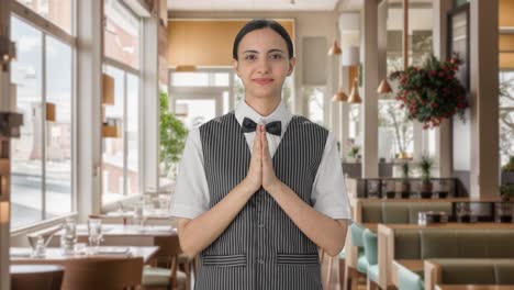 Fröhliche-Indische-Kellnerin,-Die-Kunden-Begrüßt