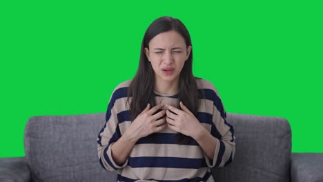Krankes-Indisches-Mädchen,-Das-Einen-Asthmaanfall-Hat,-Grüner-Bildschirm
