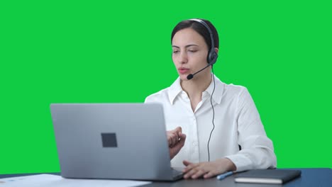 Indisches-Callcenter-Mädchen,-Das-Mit-Dem-Kunden-über-Einen-Videoanruf-Auf-Grünem-Bildschirm-Spricht