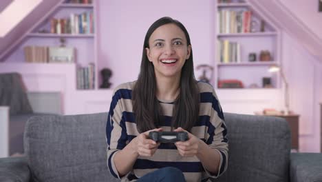 Feliz-Niña-India-Gamer-Jugando-Videojuegos