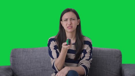 Wütendes-Indisches-Mädchen,-Das-Fernsieht,-Grüner-Bildschirm