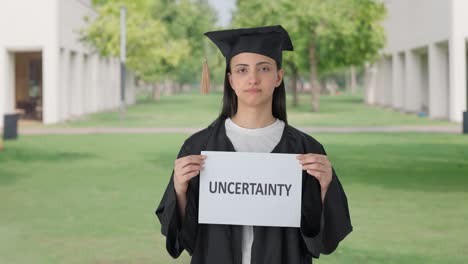 Triste-Chica-Graduada-De-La-Universidad-India-Sosteniendo-Una-Pancarta-De-Incertidumbre
