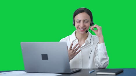 Fröhliches-Indisches-Callcenter-Mädchen,-Das-Mit-Dem-Kunden-Auf-Grünem-Bildschirm-Spricht