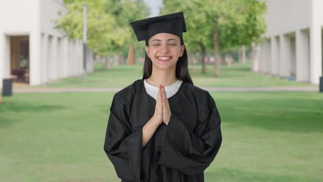 Glückliches-Indisches-College-Absolventenmädchen,-Das-Namaste-Macht