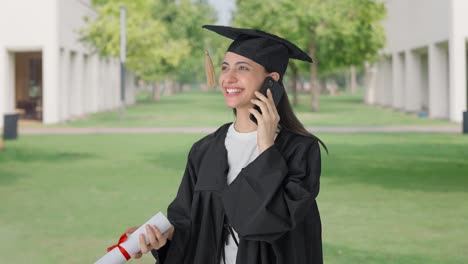 Glückliches-Indisches-College-Absolventenmädchen,-Das-Per-Anruf-Mit-Den-Eltern-Spricht