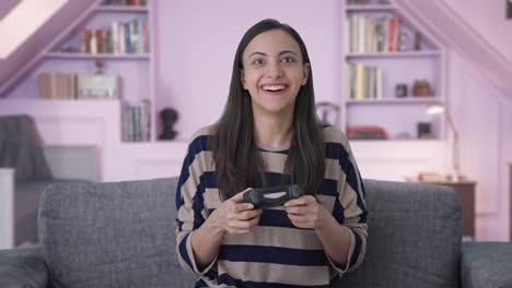 Aufgeregte-Indische-Spielerin,-Die-Videospiele-Spielt