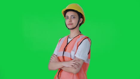 Porträt-Eines-Indischen-Bauarbeiters,-Der-Mit-Gekreuzten-Händen-Auf-Grünem-Bildschirm-Steht
