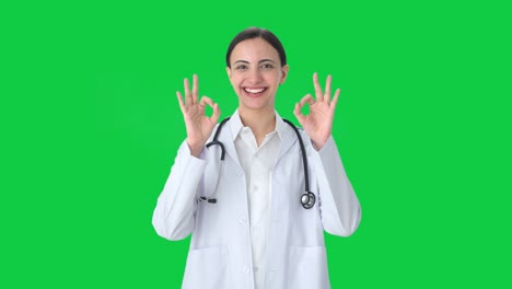 Fröhliche-Indische-Ärztin,-Die-Einen-Grünen-Bildschirm-Zeigt